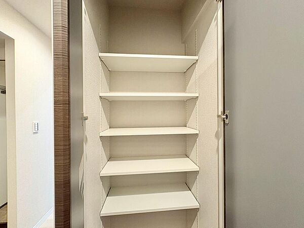 家電やスーツケース、ストック品など何でも片付く嬉しい空間です。