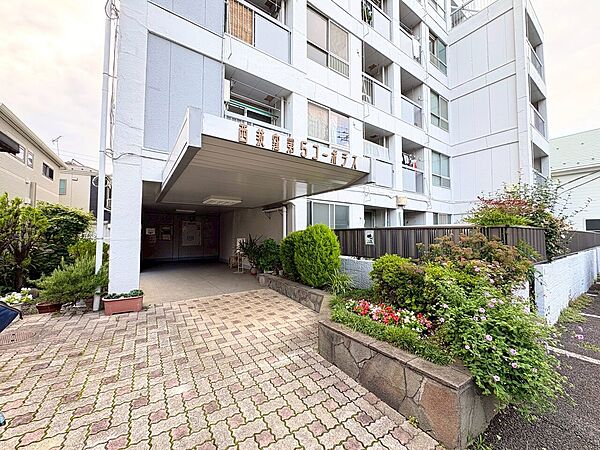 上質感漂う玄関アプローチです。