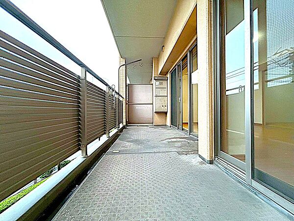 朝の澄んだ空気や、夕方に吹く清々しい風を感じられるバルコニー。