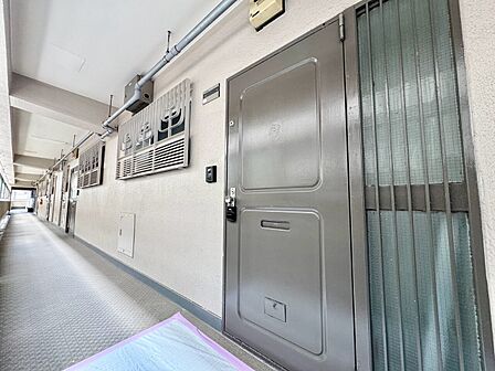 清潔感のある落ち着いた雰囲気の玄関です。