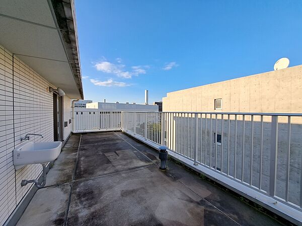 朝の澄んだ空気や、夕方に吹く清々しい風を感じられるバルコニー。