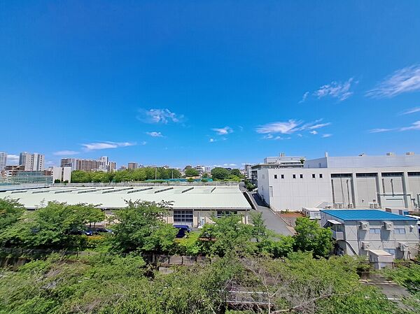 陽当たり・通風・開放感に恵まれた環境です。