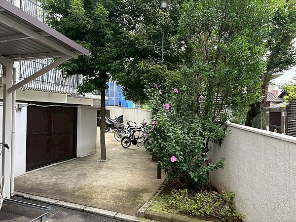 マンションの敷地内には、中庭もございます。