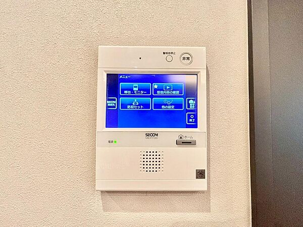 誰が来てもわかる様にモニター付きインターホンを設置。