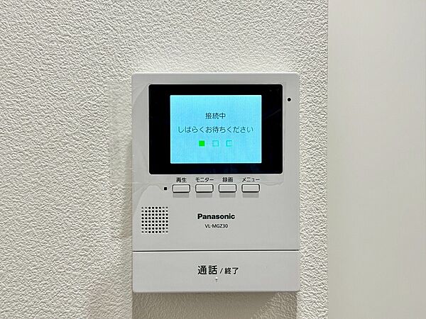 誰が来てもわかる様にモニター付きインターホンを設置。