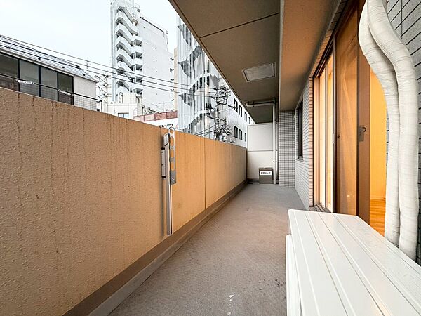 朝の澄んだ空気や、夕方に吹く清々しい風を感じられるバルコニー。