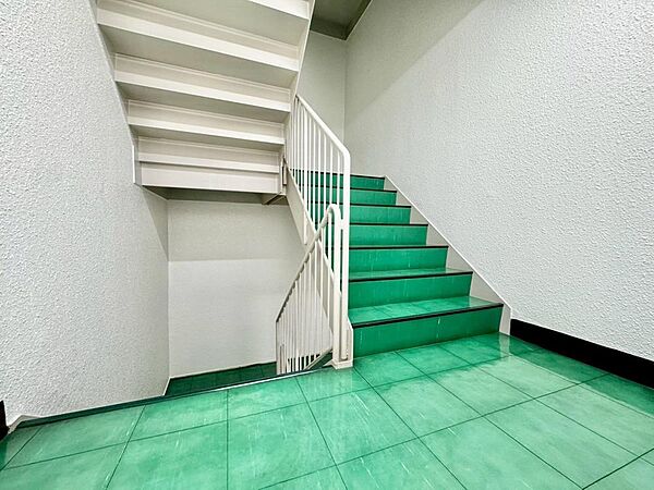 共用部の階段です。明るく清潔に管理されています。