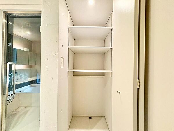 家電やスーツケース、ストック品など何でも片付く嬉しい空間です。
