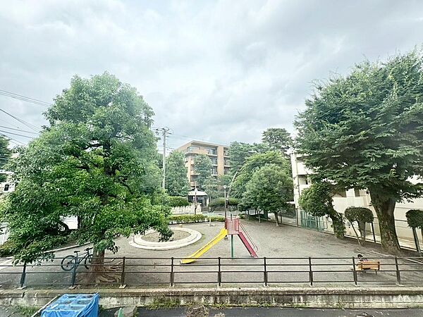 陽当たり・通風・開放感に恵まれた環境です。