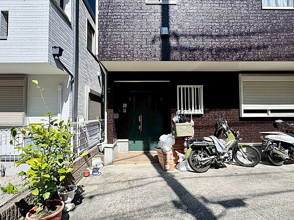 上質感漂う玄関アプローチです。