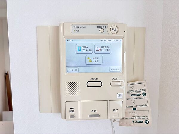 誰が来てもわかる様にモニター付きインターホンを設置。