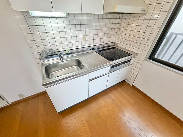 使いやすくスタイリッシュなキッチン空間になっております。