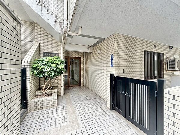 上質感漂う玄関アプローチです。