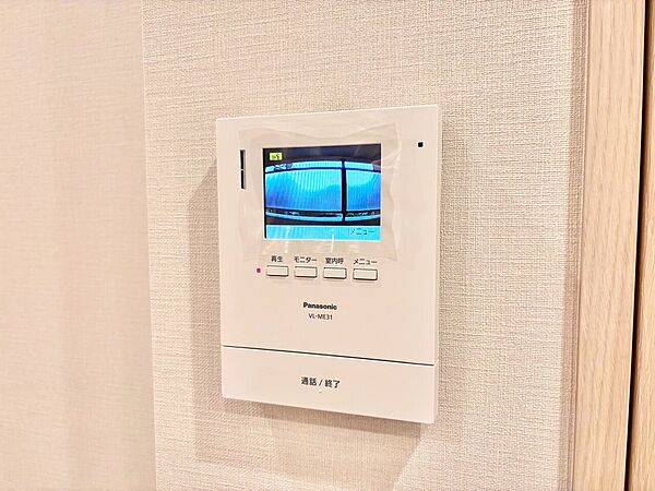 誰が来てもわかる様にモニター付きインターホンを設置。