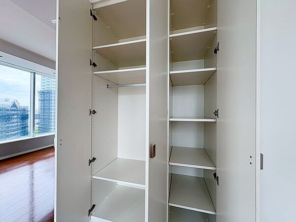 家電やスーツケース、ストック品など何でも片付く嬉しい空間です。