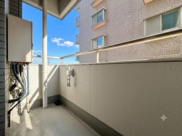 朝の澄んだ空気や、夕方に吹く清々しい風を感じられるバルコニー。