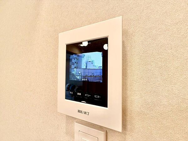 誰が来てもわかる様にモニター付きインターホンを設置。