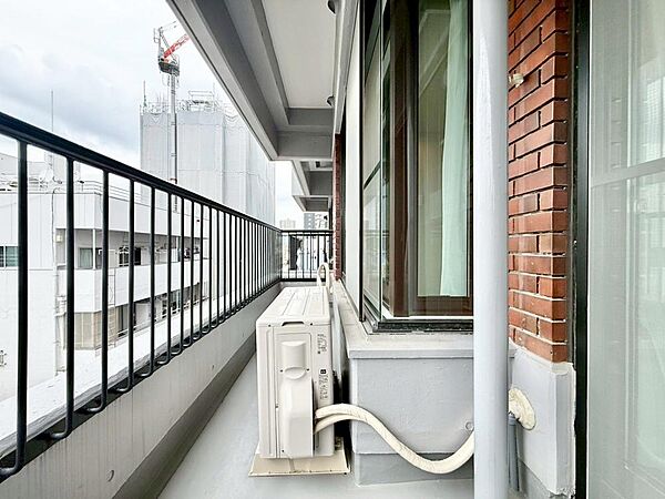 朝の澄んだ空気や、夕方に吹く清々しい風を感じられるバルコニー。
