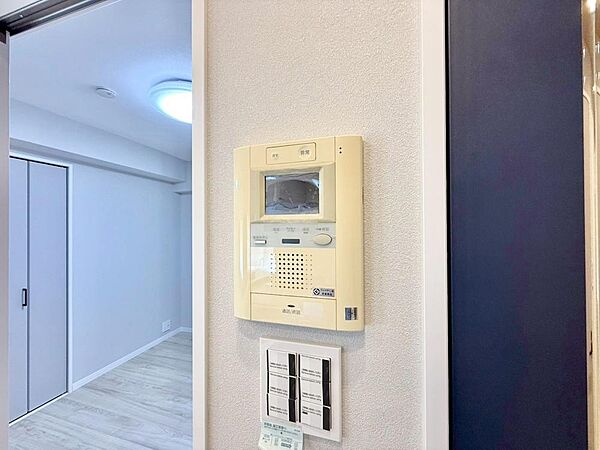 誰が来てもわかる様にモニター付きインターホンを設置。
