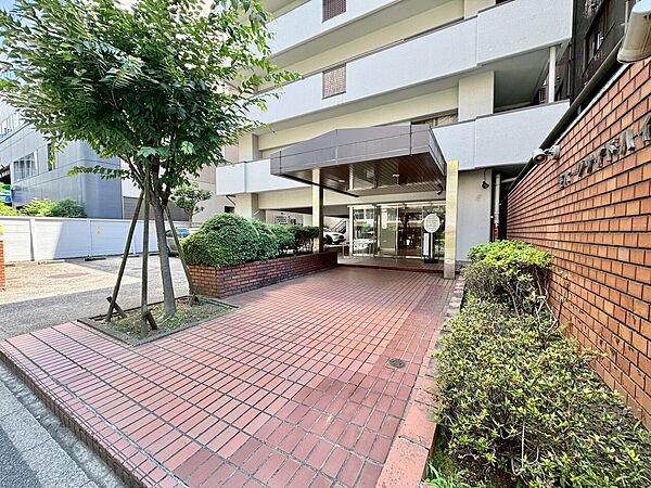 上質感漂う玄関アプローチです。