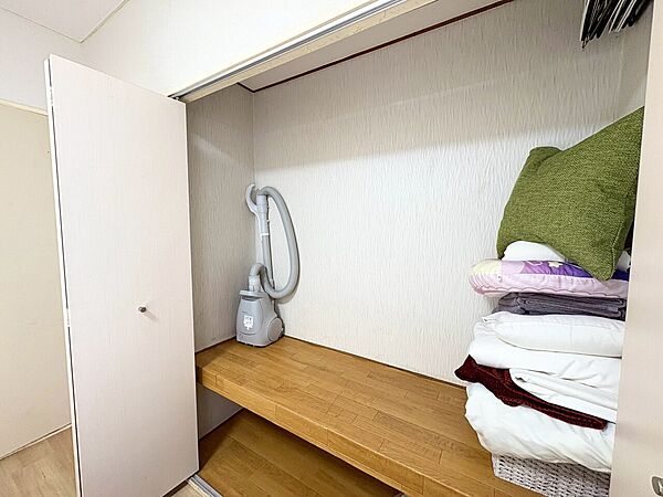 収納スペースが付いていて、お部屋を広く使っていただけます。