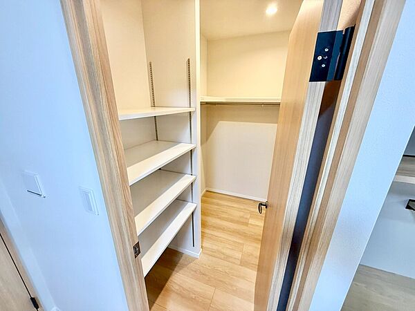 家電やスーツケース、ストック品など何でも片付く嬉しい空間です。