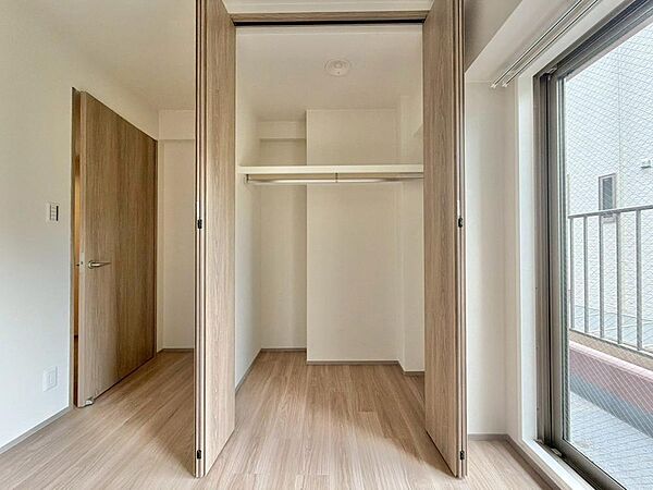 家電やスーツケース、ストック品など何でも片付く嬉しい空間です。