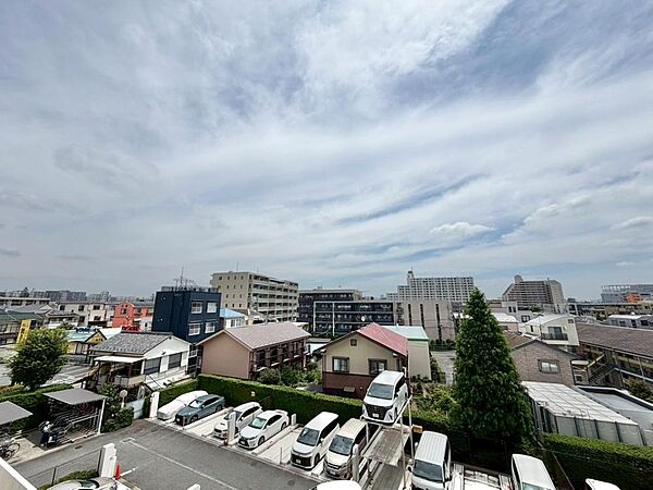 陽当たり・通風・開放感に恵まれた環境です。