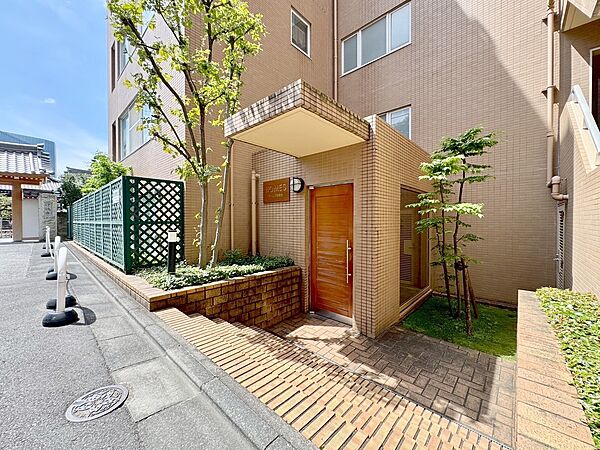 上質感漂う玄関アプローチです。