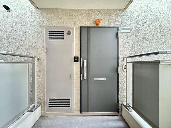清潔感のある落ち着いた雰囲気の玄関です。