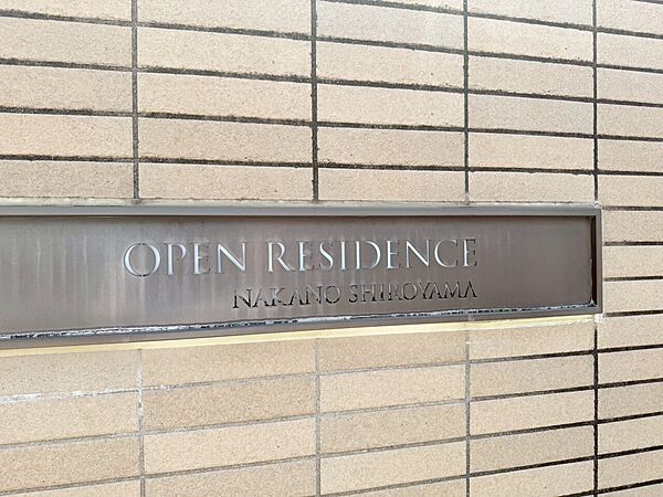 スタイリッシュなエンブレム。お洒落なマンションは入り口から。