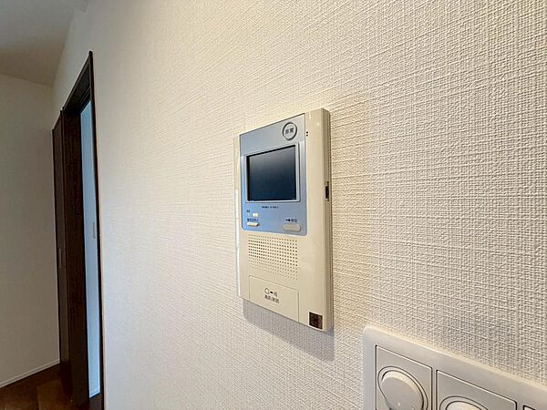 誰が来てもわかる様にモニター付きインターホンを設置。