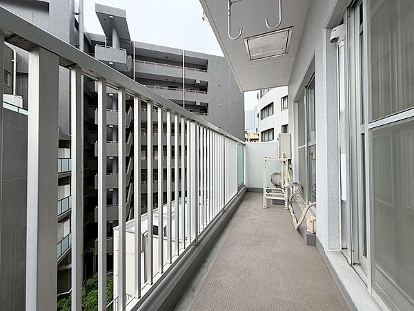 朝の澄んだ空気や、夕方に吹く清々しい風を感じられるバルコニー。