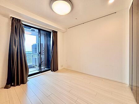 清かで艶やかな時間をもたらしてくれる室内です。