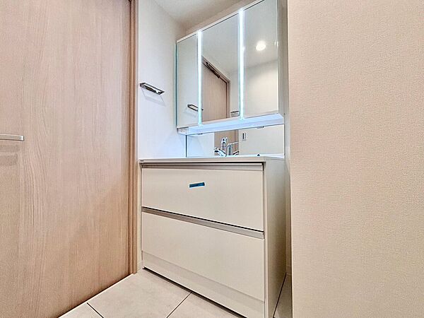清潔感を感じられる洗面化粧台。