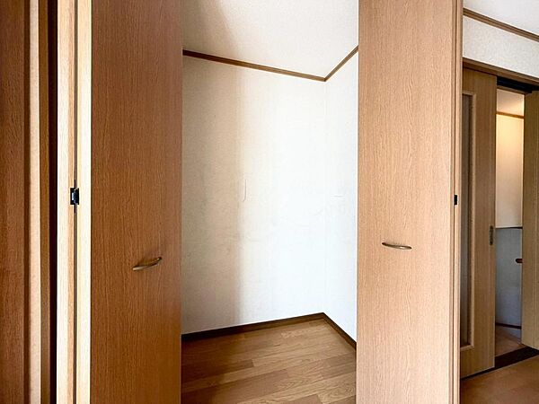 家電やスーツケース、ストック品など何でも片付く嬉しい空間です。