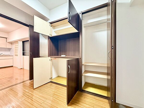 家電やスーツケース、ストック品など何でも片付く嬉しい空間です。