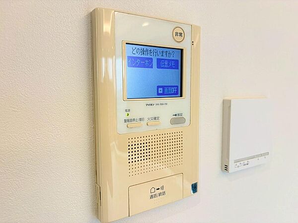 誰が来てもわかる様にモニター付きインターホンを設置。