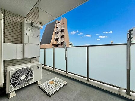 朝の澄んだ空気や、夕方に吹く清々しい風を感じられるバルコニー。