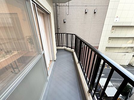 朝の澄んだ空気や、夕方に吹く清々しい風を感じられるバルコニー。