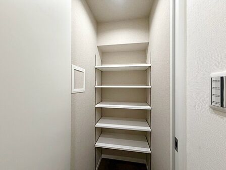 家電やスーツケース、ストック品など何でも片付く嬉しい空間です。