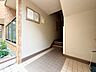 エントランス：綺麗に整備されており、行き届いた管理体制をうかがわせます。