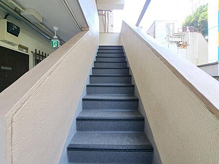 共用部の階段です。明るく清潔に管理されています。