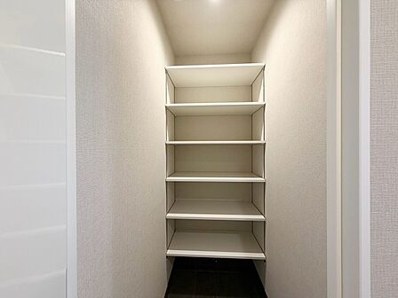 家電やスーツケース、ストック品など何でも片付く嬉しい空間です。