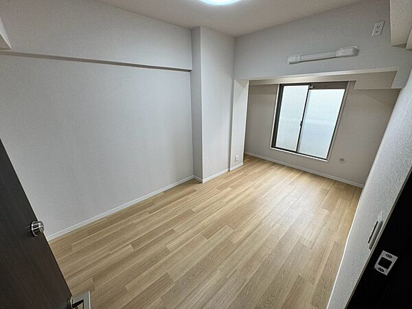 清かで艶やかな時間をもたらしてくれる室内です。