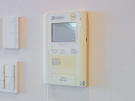 誰が来てもわかる様にモニター付きインターホンを設置。