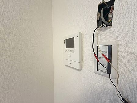 誰が来てもわかる様にモニター付きインターホンを設置。