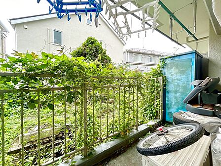 朝の澄んだ空気や、夕方に吹く清々しい風を感じられるバルコニー。