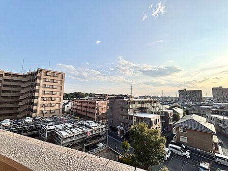 陽当たり・通風・開放感に恵まれた環境です。