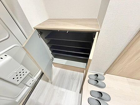 家電やスーツケース、ストック品など何でも片付く嬉しい空間です。